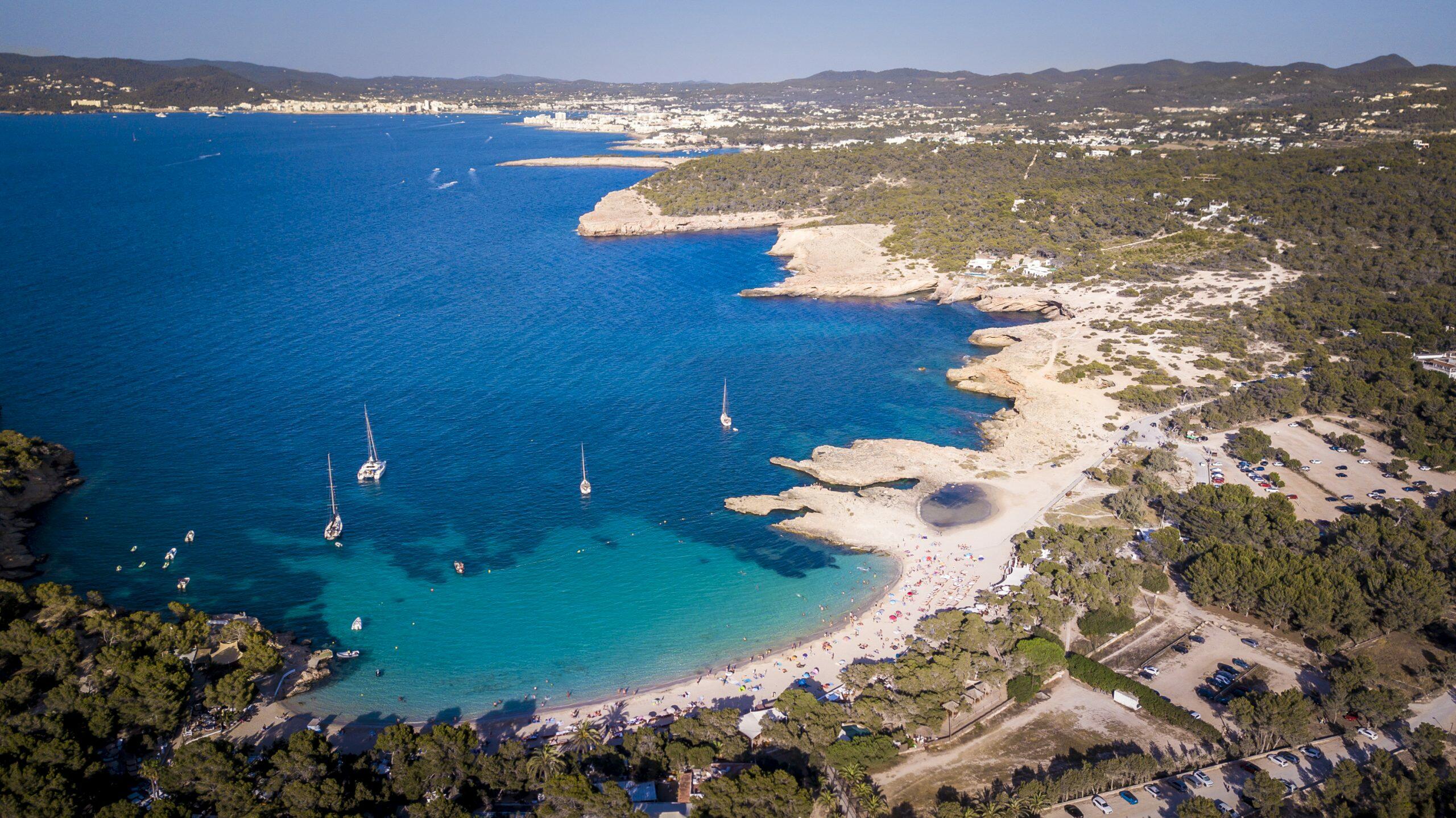 Luftaufnahme von Cala Bassa in Sant Josep de sa Talaia, Ibiza, mit Segelbooten und einem Sandstrand