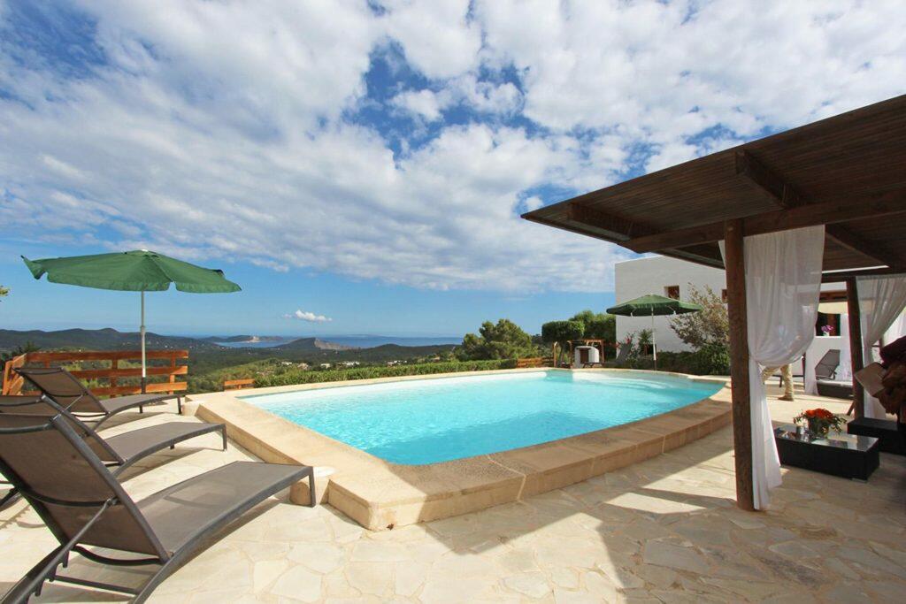 Authentische Ibiza-Finca renoviert mit herrlichem Meerblick und Mietlizenz in Es Cubells