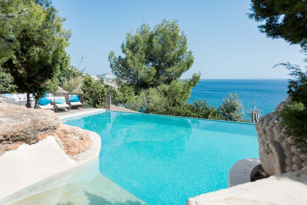 Schöne Ferienvilla in Es Cubells, über dem Meer