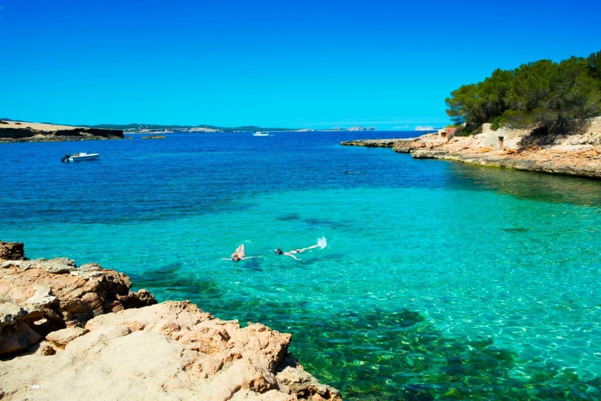 Ibiza Sommer 2021: Strand Cala Gracioneta auf der Insel Ibiza, Spanien