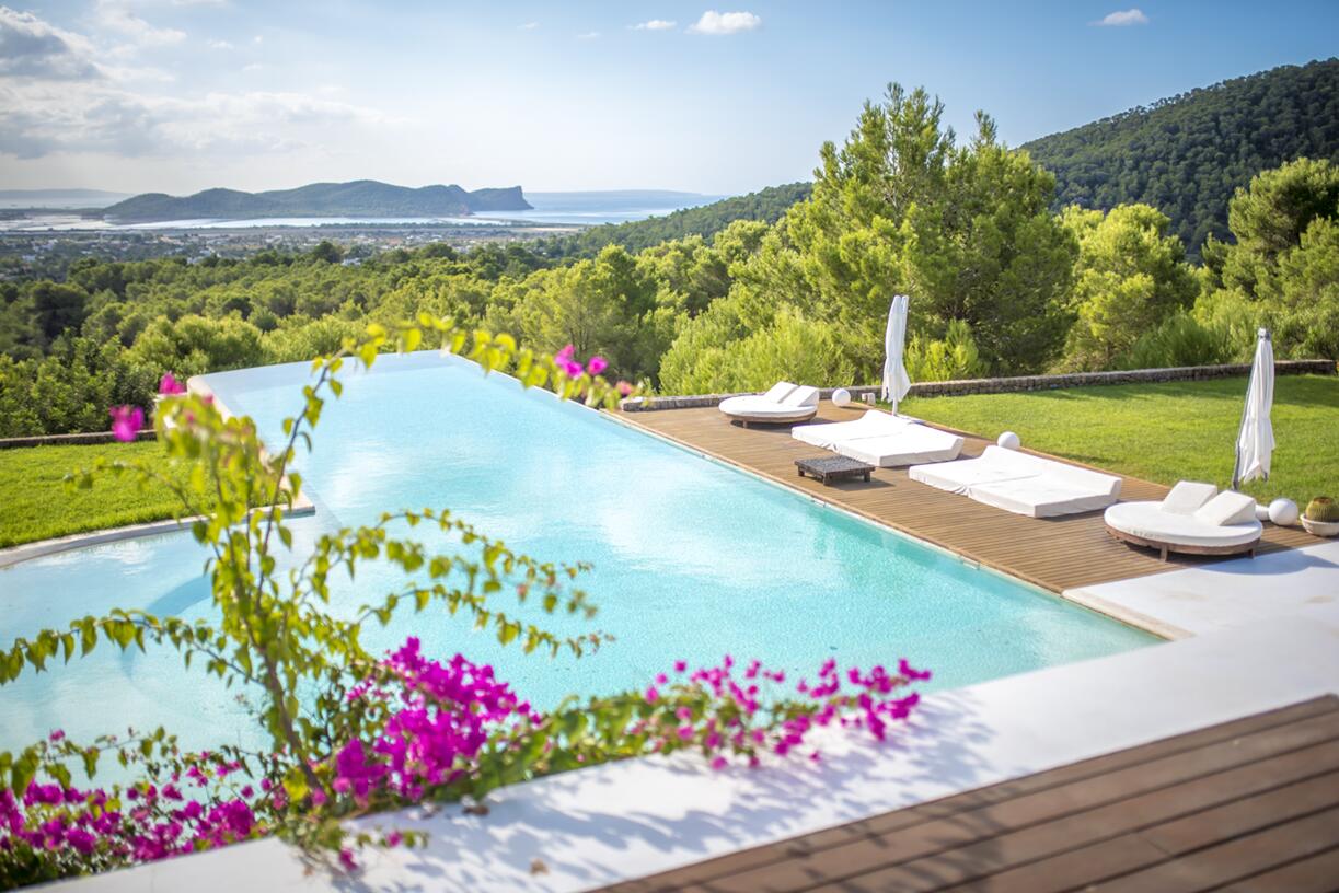 Mediterraner Garten und Villa mit Meerblick auf Ibiza