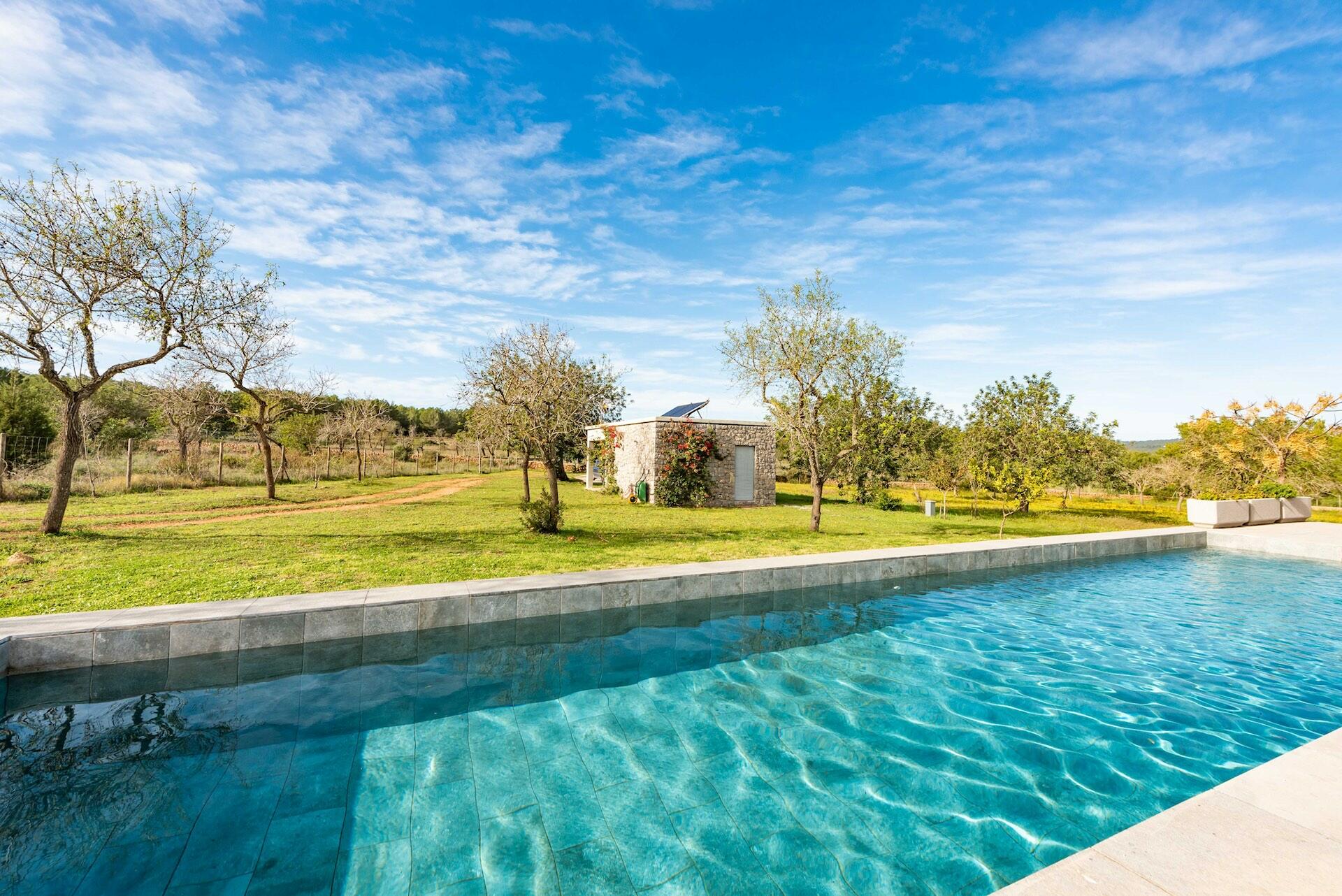 Ibiza-Villa mit auf dem Dach installierten Solarpaneelen