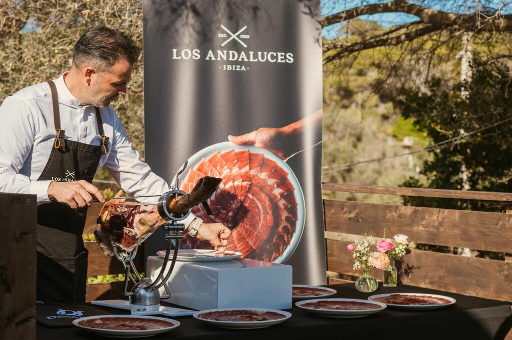 Privatkoch schneidet Jamón in einer Luxusvilla
