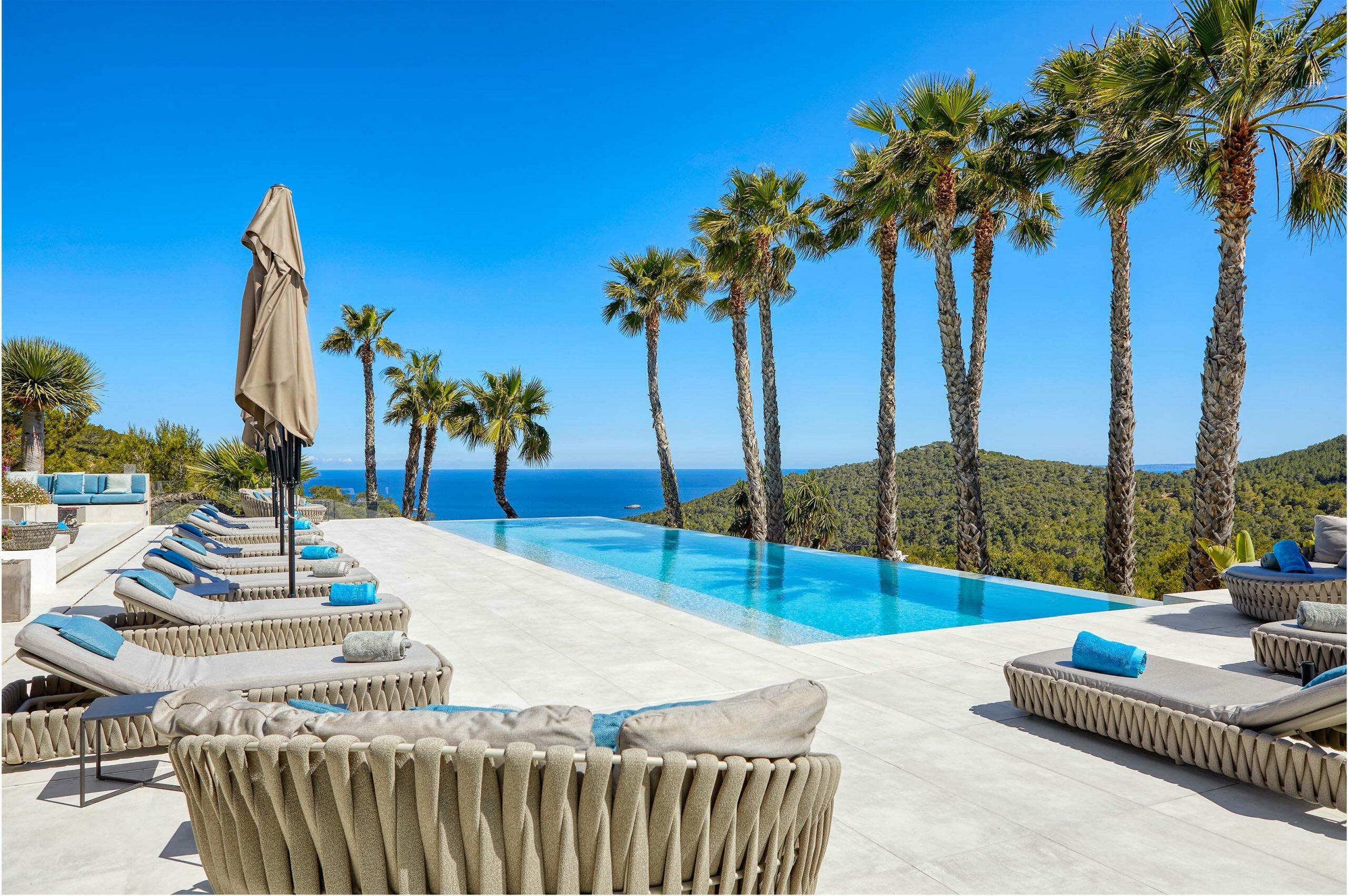 Poolseitige Ansicht einer Immobilie auf Ibiza. Erfahren Sie, wie Sie Ihr Portfolio mit Luxusimmobilien, starken Renditen und Lifestyle-Vorteilen auf Ibiza diversifizieren können.