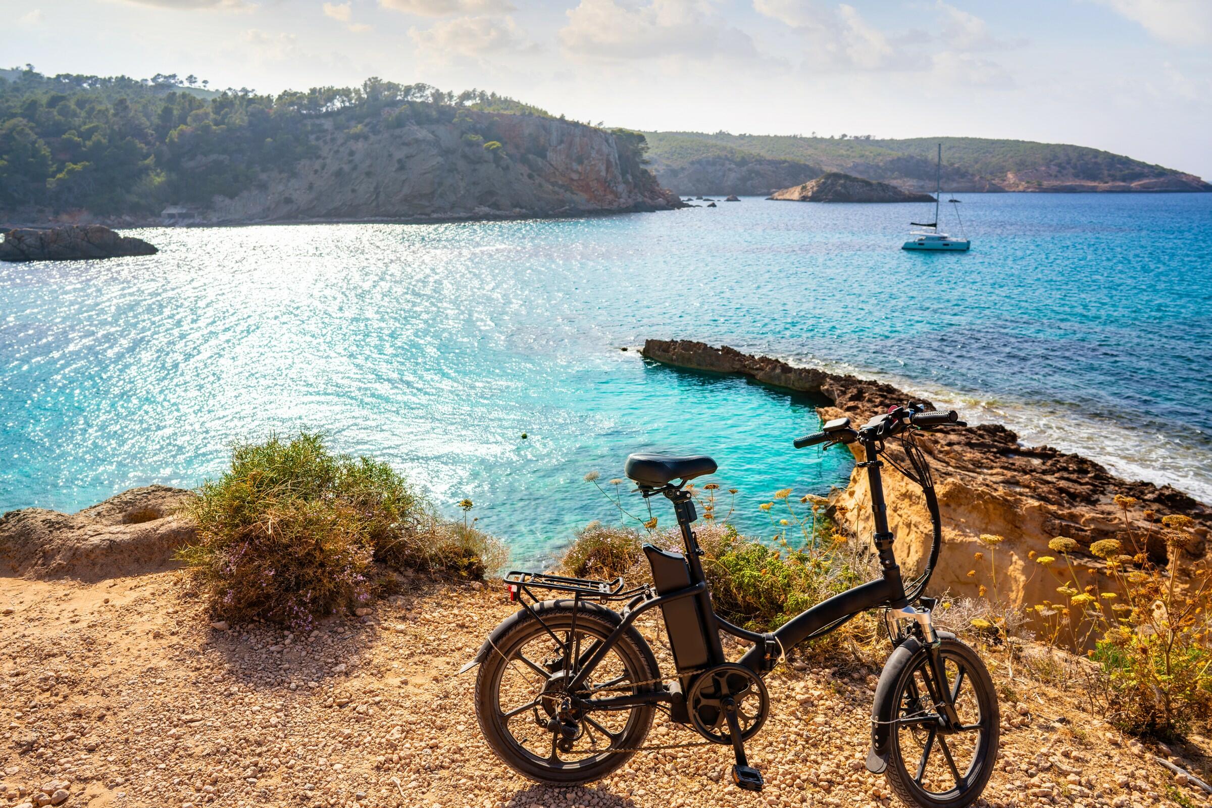 Erkunden Sie Ibizas natürliche Schönheit mit Prestige Properties. Entdecken Sie Villen, die perfekt für Outdoor-Abenteuer, Entspannung und die Wiederverbindung mit der Natur sind.