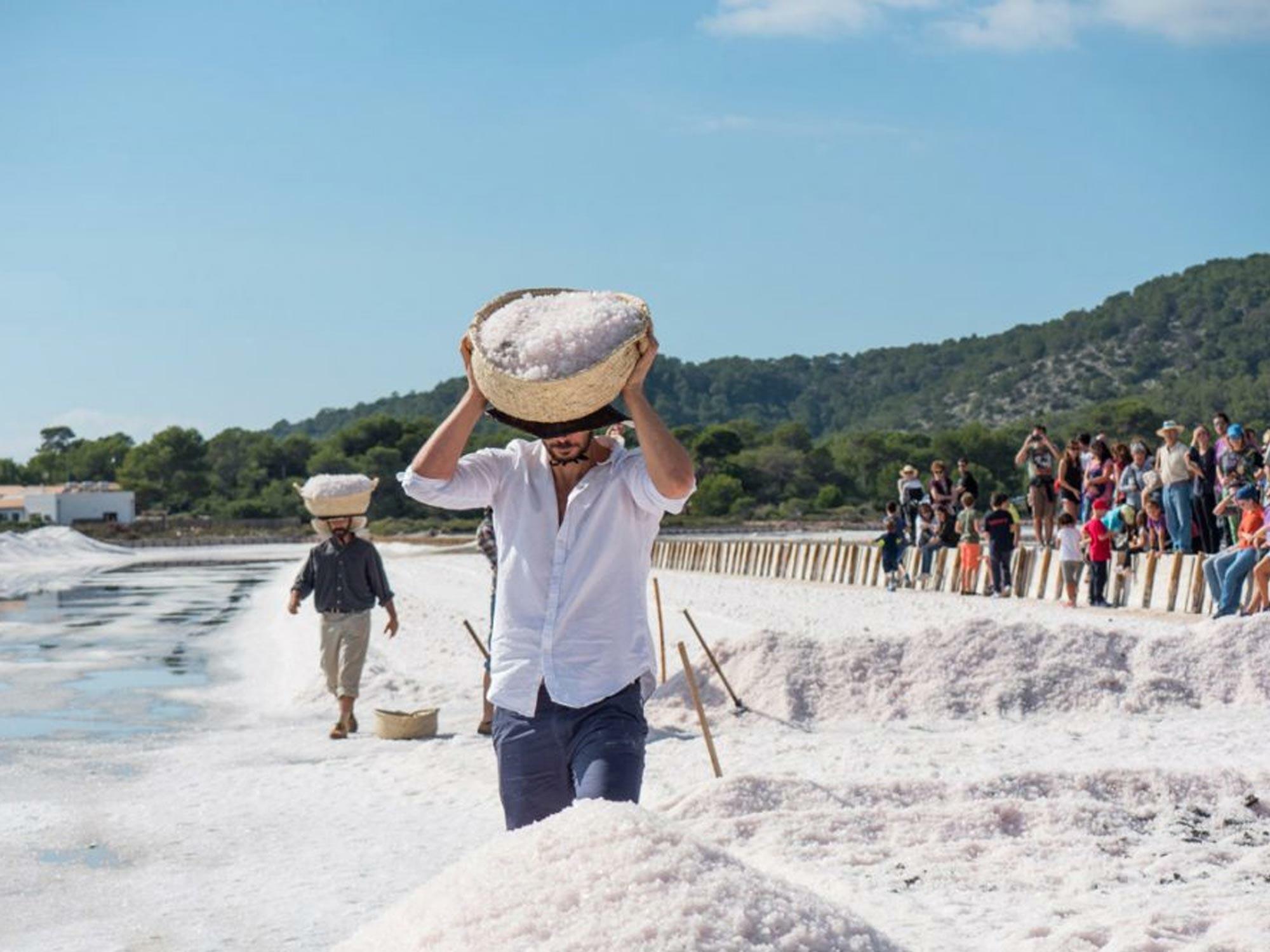 La Fira de la Sal (17.–19. Oktober, Ses Salines): Eine Feier des Salzerbes von Ibiza mit kulturellen Darbietungen, lokalen Speisen und familienfreundlichen Aktivitäten.