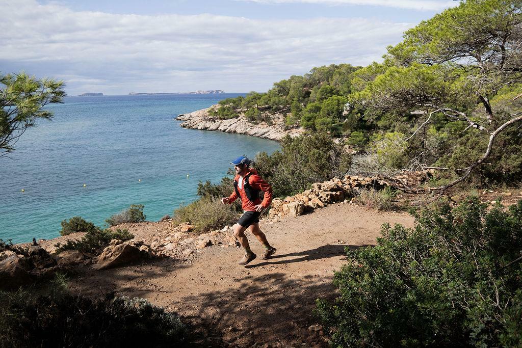 Ibiza Trail Marathon (25. Oktober): Läufer aus der ganzen Welt nehmen an Strecken von 10 km, 21 km und 42 km durch die zerklüfteten Landschaften der Insel teil, die sowohl eine Herausforderung als auch eine atemberaubende Landschaft bieten.