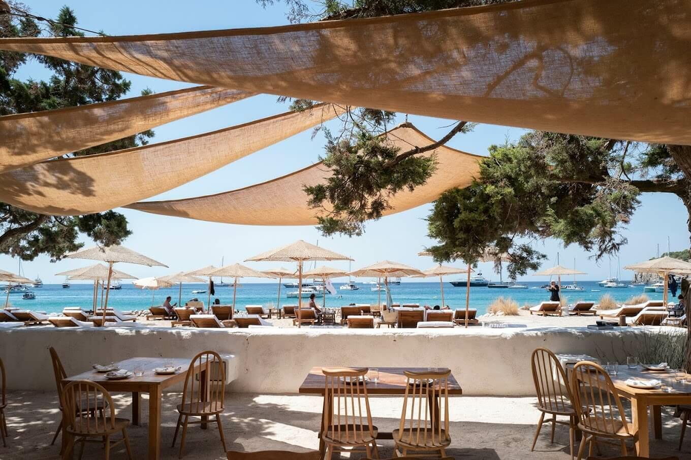 Casa Jondal – In einer ruhigen Bucht mit türkisfarbenem Wasser gelegen, steht Casa Jondal für zurückhaltende Eleganz. Bekannt für seine außergewöhnlichen Meeresfrüchte und raffinierte mediterrane Speisekarte, ist dies der Ort, an dem lange, gemütliche Mittagessen zum Höhepunkt des Tages werden. Das Design ist schick und dennoch entspannt, mit natürlichen Hölzern und weichen Leinen, die ein müheloses Küstengefühl schaffen. Jondal schließt am frühen Abend, was es ideal für einen Tagesausflug macht, bevor Sie nach Hause zu einem ruhigen Familienabend fahren oder sich auf die Nacht vorbereiten.