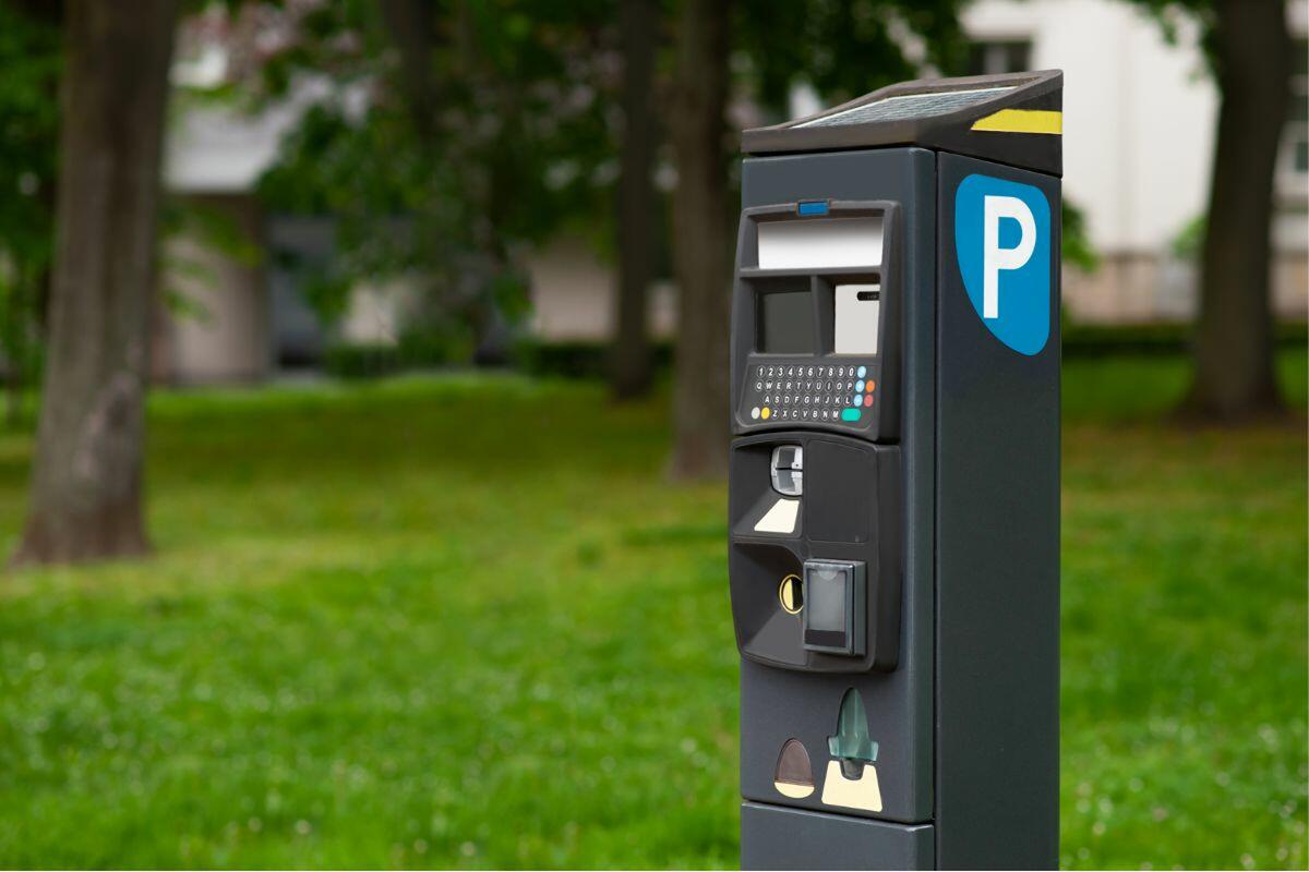 Autofahrt auf Ibiza während der Mobilitätsplanung für den Sommer