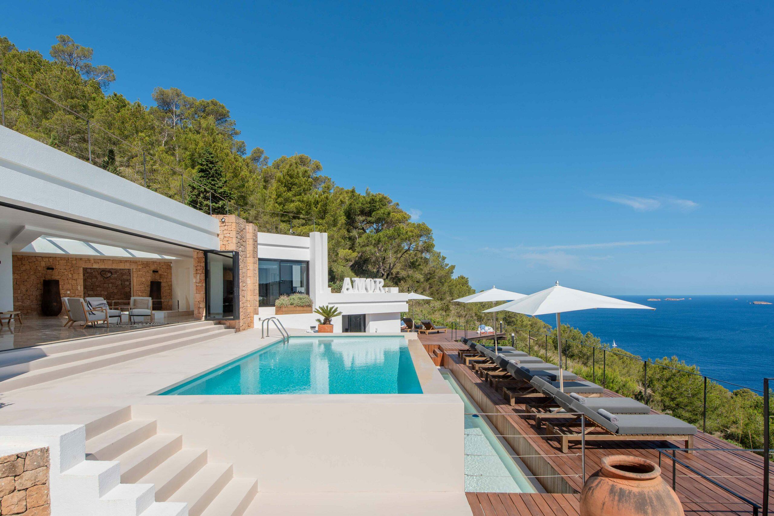 Villa auf Ibiza mit Swimmingpool, Sonnenterrasse und Blick auf das Mittelmeer.