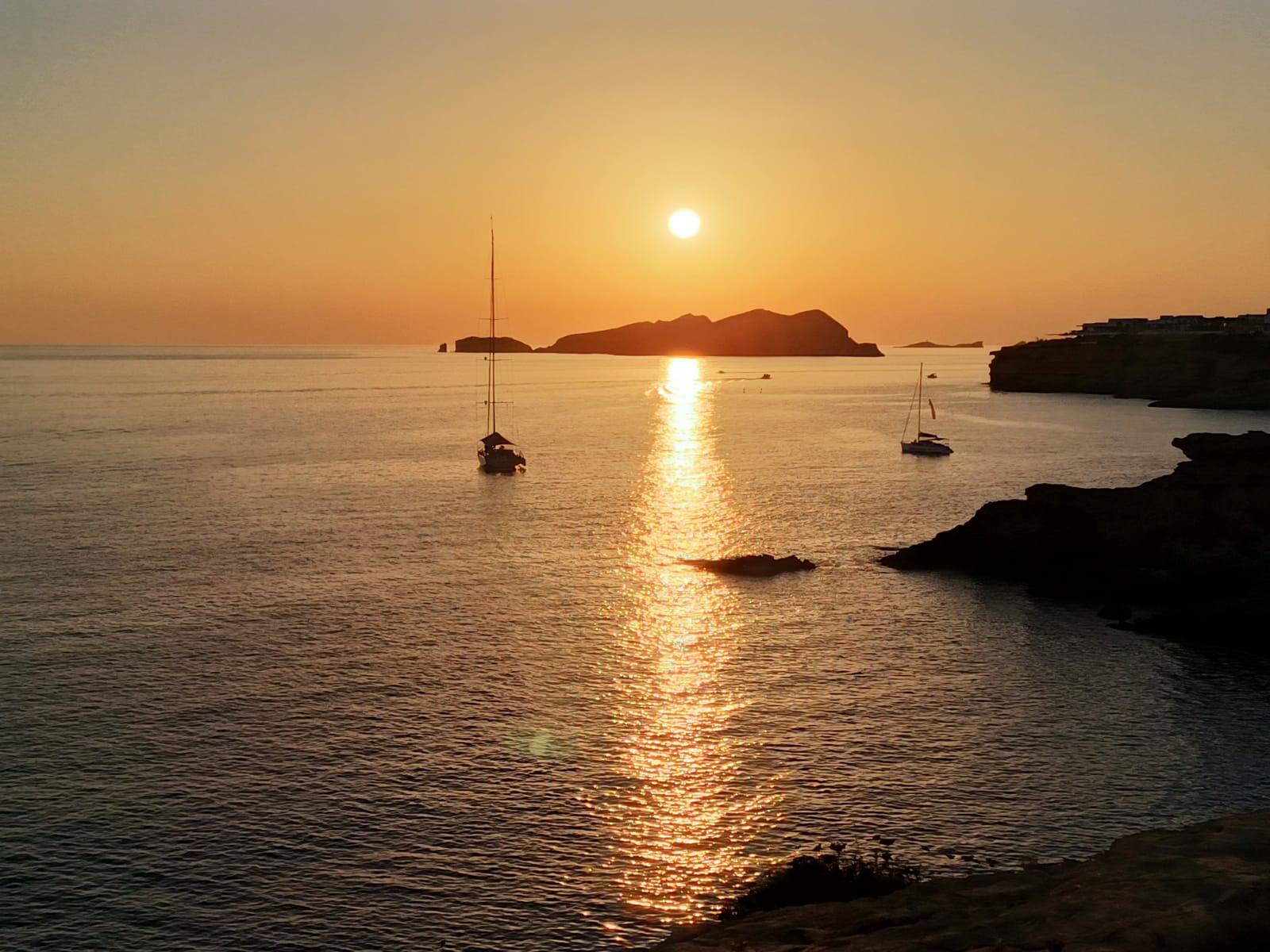 Privater Bootscharter auf kristallklarem Wasser vor Ibiza