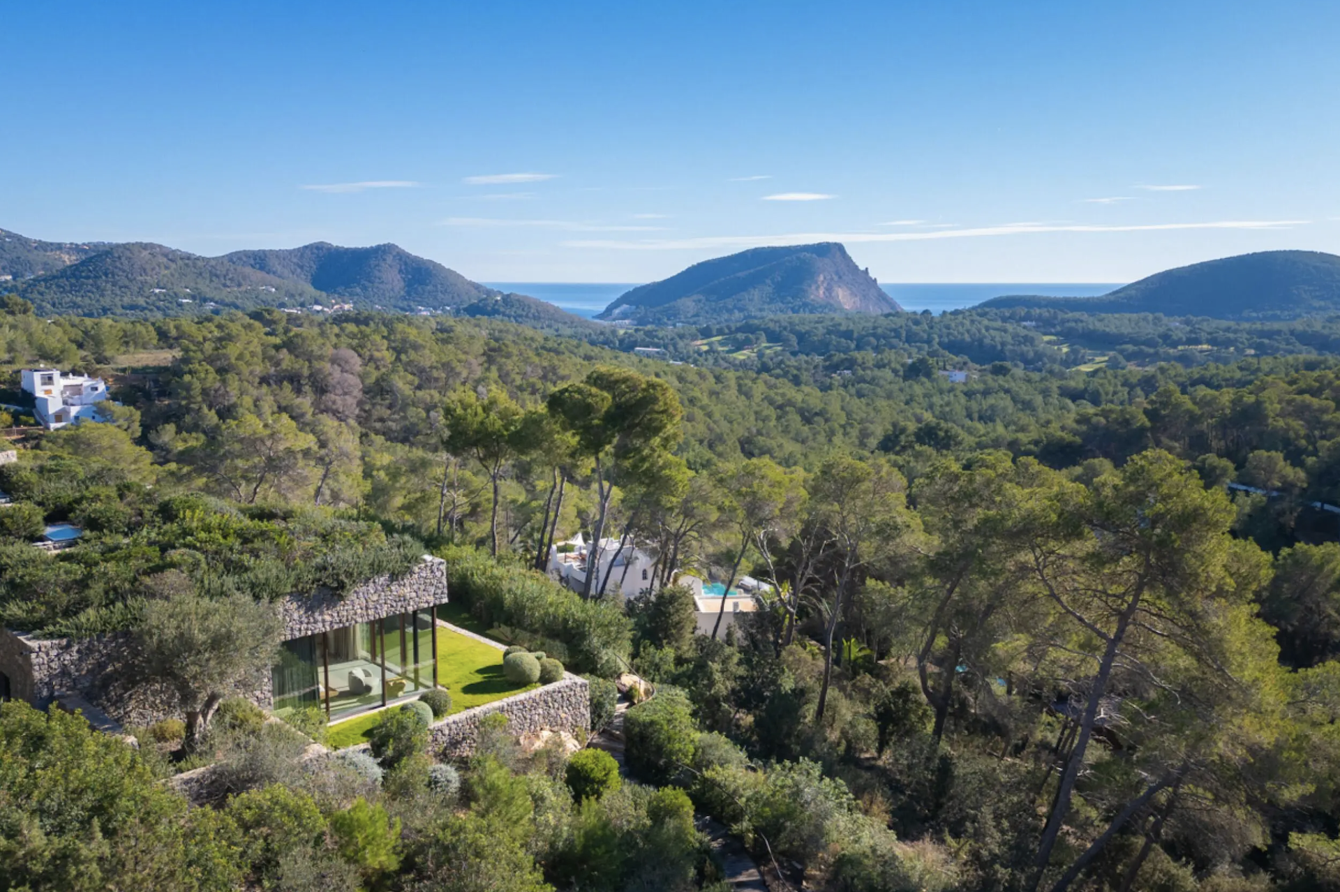 Can Bosc. Luxusvilla integriert in die Natur mit Pool, Gründächern und Meerblick
