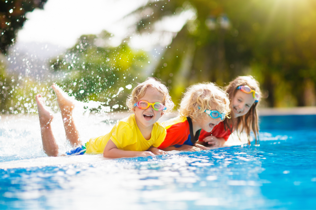 Familie genießt einen Sommer-Villenaufenthalt auf Ibiza